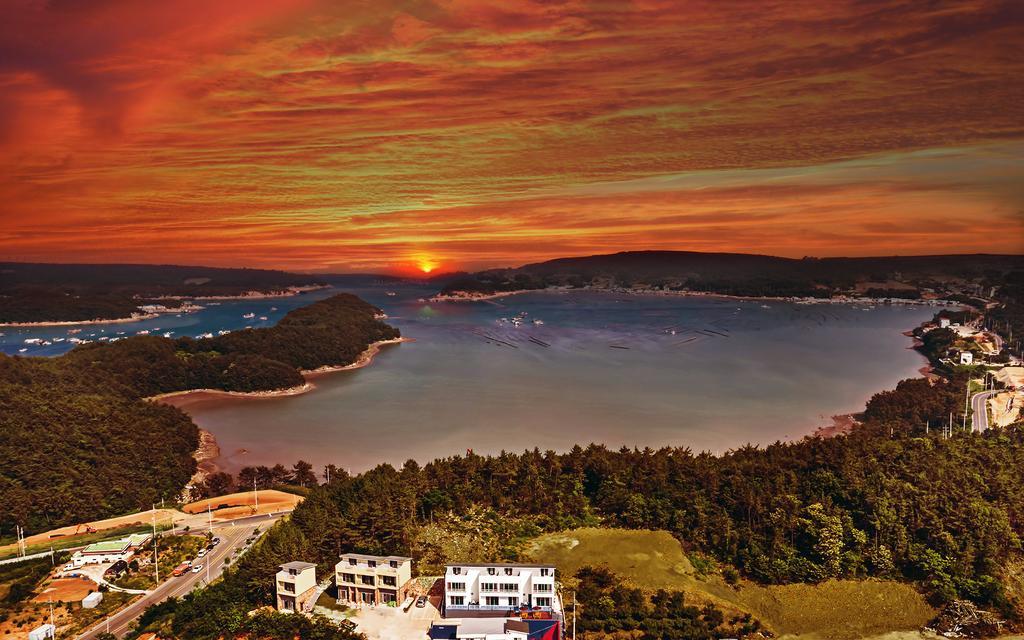 Yeosu Blooming Pension Exterior foto