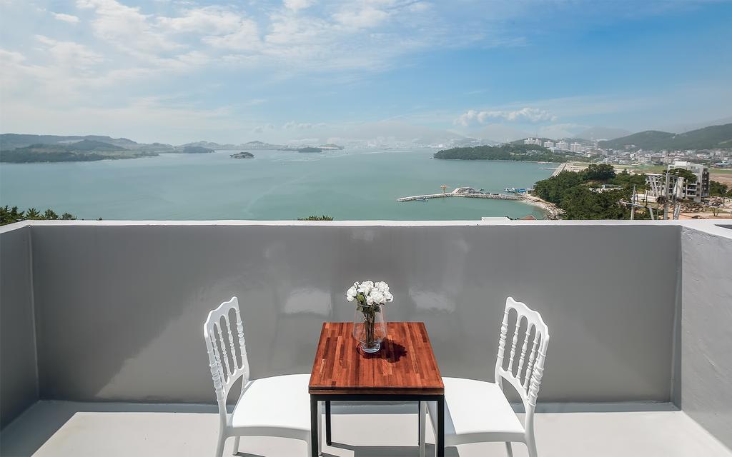 Yeosu Blooming Pension Exterior foto